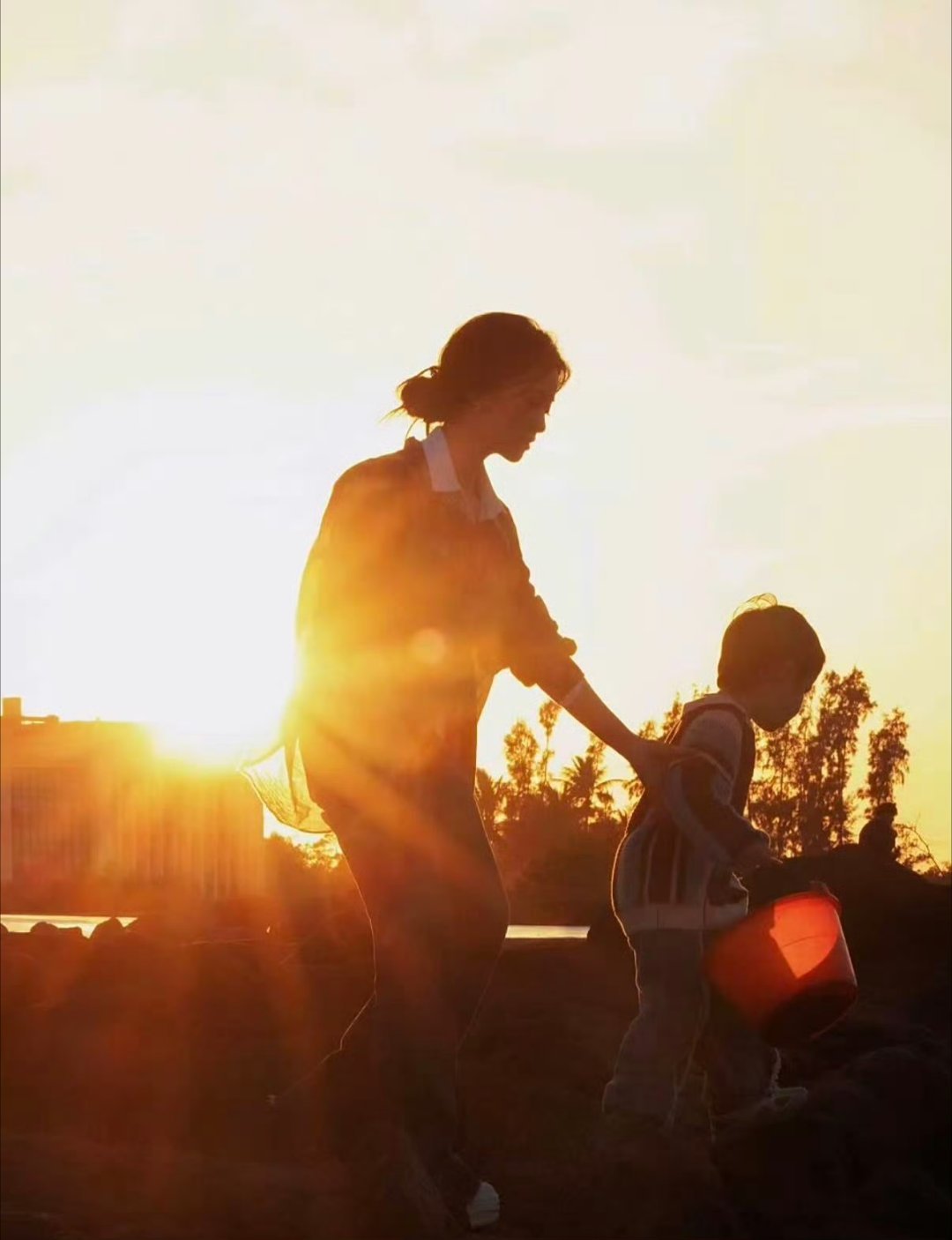 沈月照见无数妈妈被抹去的付出 沈月在客栈照顾小孩，完全体会到了妈妈的不容易，每时