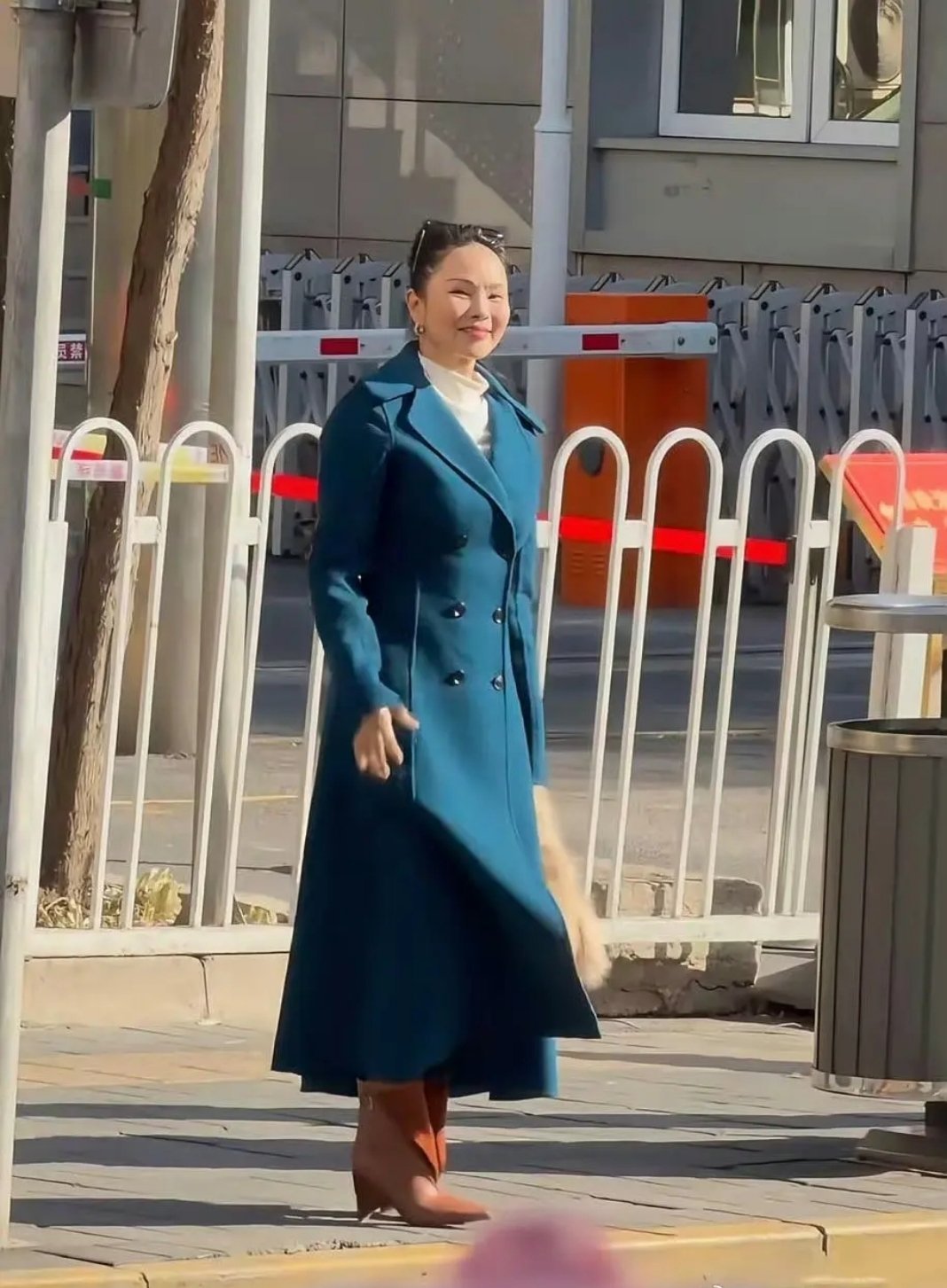 看不出伊能静快60岁了，她这件大衣真好看。 