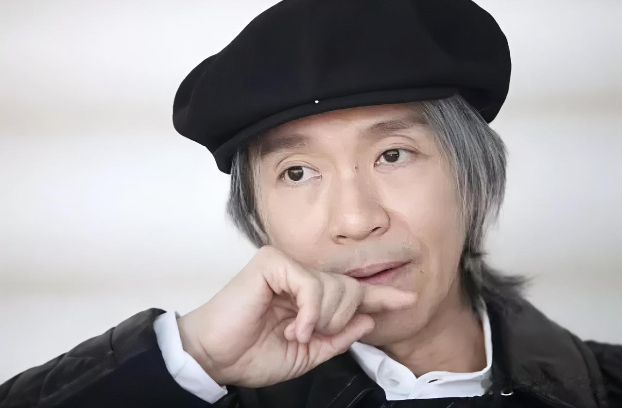 周星驰逗观众笑了三十年，圈里却没几个人站他那边。

周星驰跟向家翻脸，向太直接在