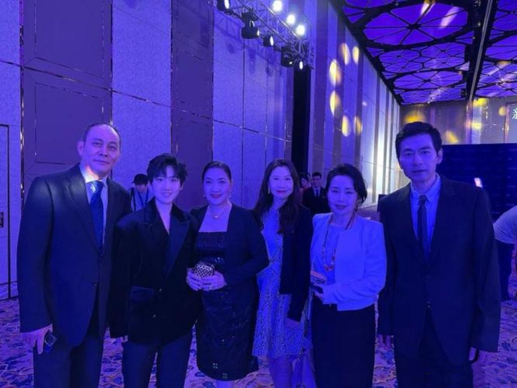 这张6人合照，我只认出了西装革履的张光北，身姿丰腴的沈丹萍，气质温婉的著名歌唱家