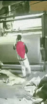 手欠不会有下场，这脚欠更惨，还能抢救的过来吗？伤着脚了 我能说脚废了 多手欠打 