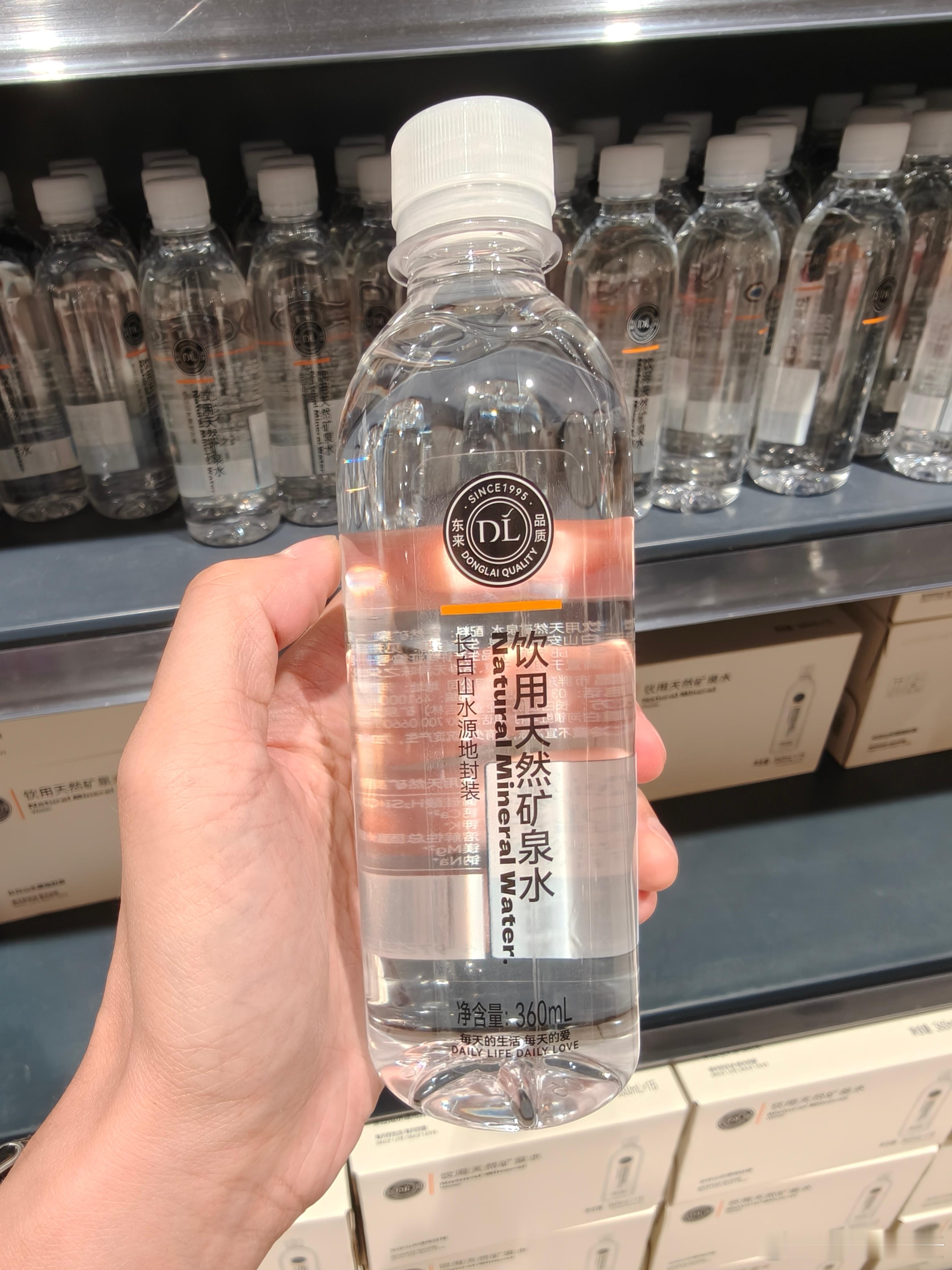 永辉超市里面摆了几个货架，可以买到胖东来的东西，SKU目前还不多，十个以内。胖东