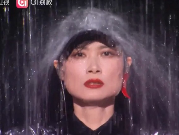 为啥看完满眼都是心疼这次换装给她累得气息都没平稳，好像是因为升降机卡了，她自己跑