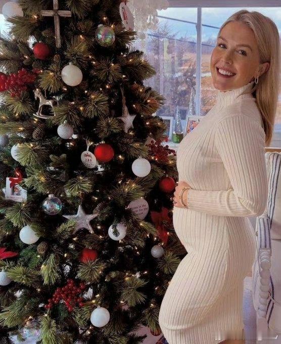 白宫发言人莱维特刚生完儿子又宣布怀孕丈夫60岁这……情何以堪白宫发言人与60岁丈