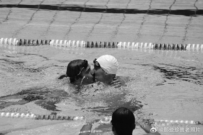 接吻是斯拉夫民族表达友好的传统礼仪P1：1953 苏联与罗马尼亚运动员接吻P2：