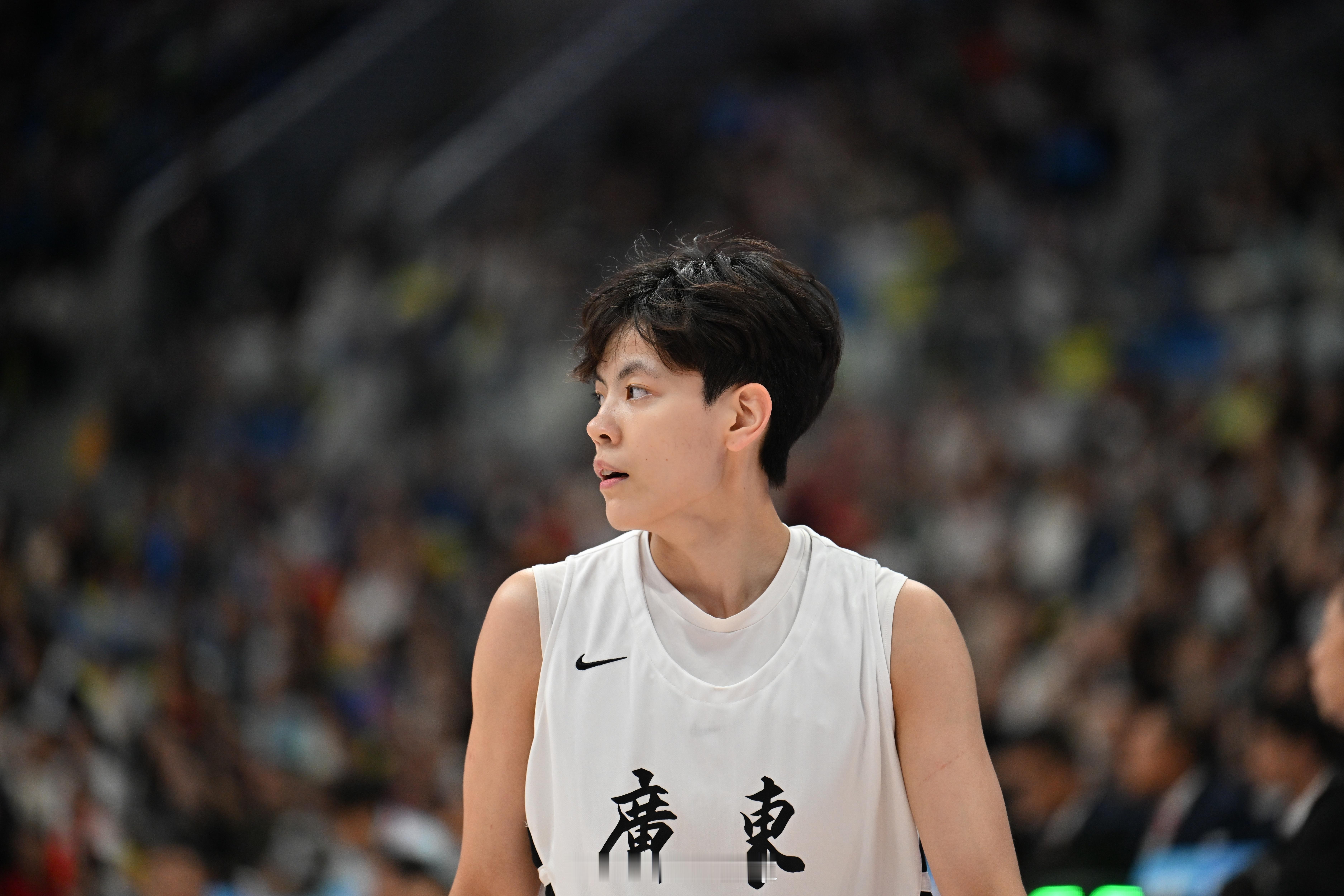 杨舒予她真的成长起来了，不再是跟在姐姐后面的小屁孩。今晚她出战39分钟，18中9