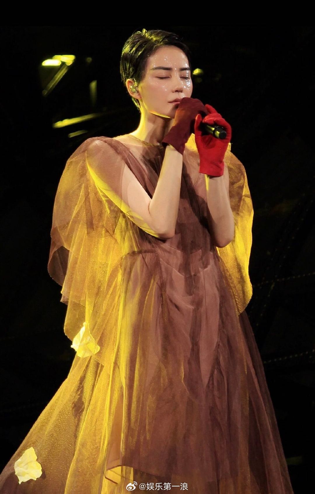 乐评人谈歌手是否必须会创作  李荣浩维权引发抄袭争议，一边强调原创与版权神圣，一