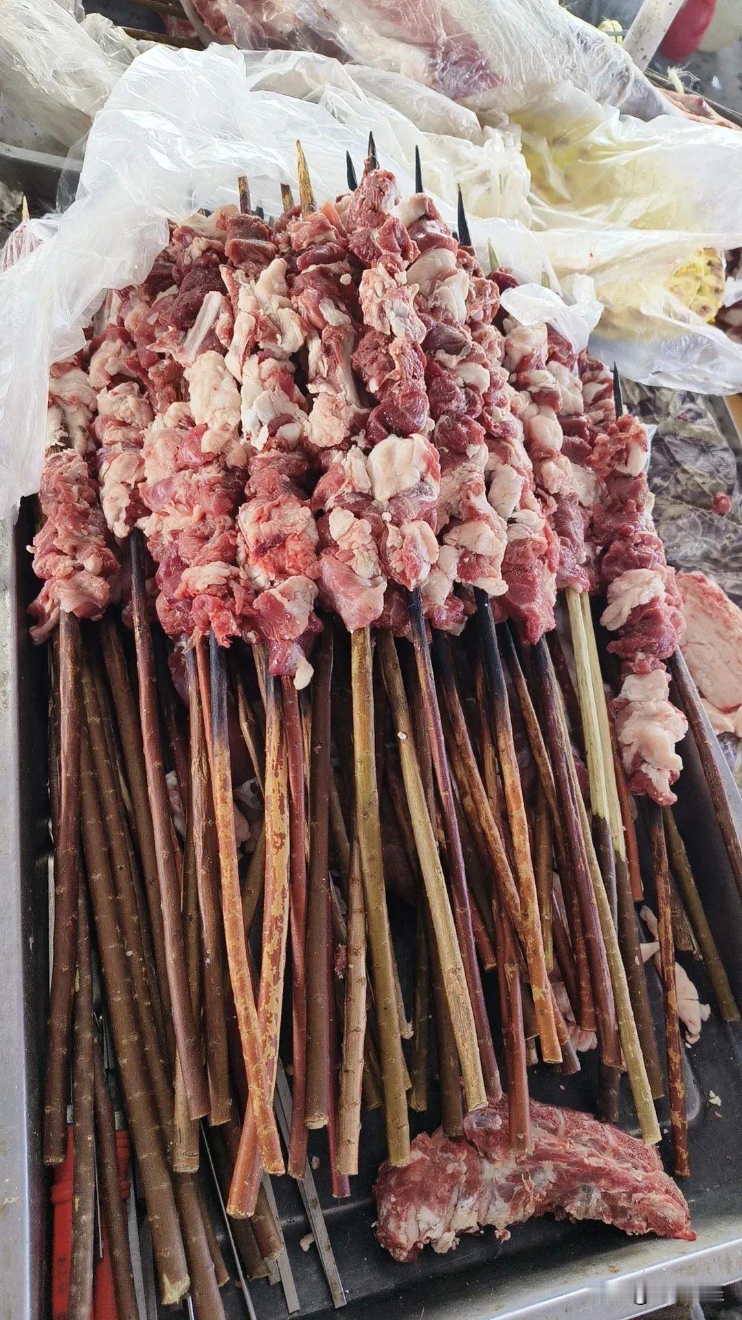 这大肉串扎实吧，看看这是什么烤肠？新疆美食独树一帜，别有风味，而且肉质细腻，真材