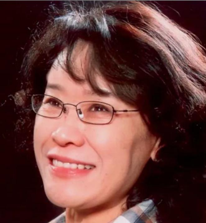 张海迪是个谜！她1955年出生，常年被多种病痛纠缠，但如今露面依旧面色红润，状态