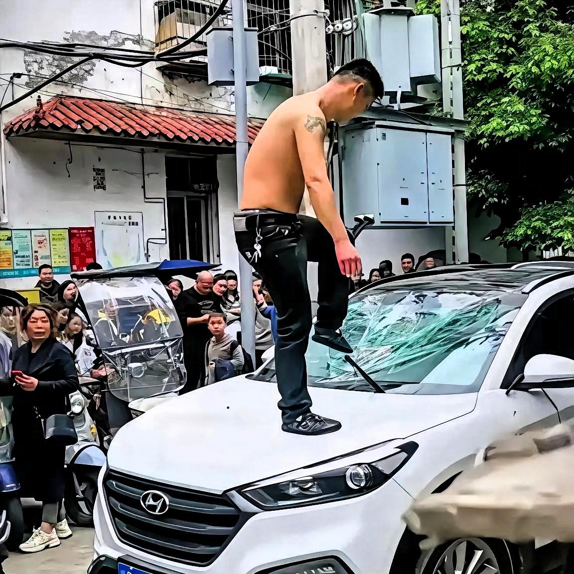 四川阆中33岁砸车的事儿，我又去查了一下，一查气得拍断大腿，他犯了个比砸车更致命