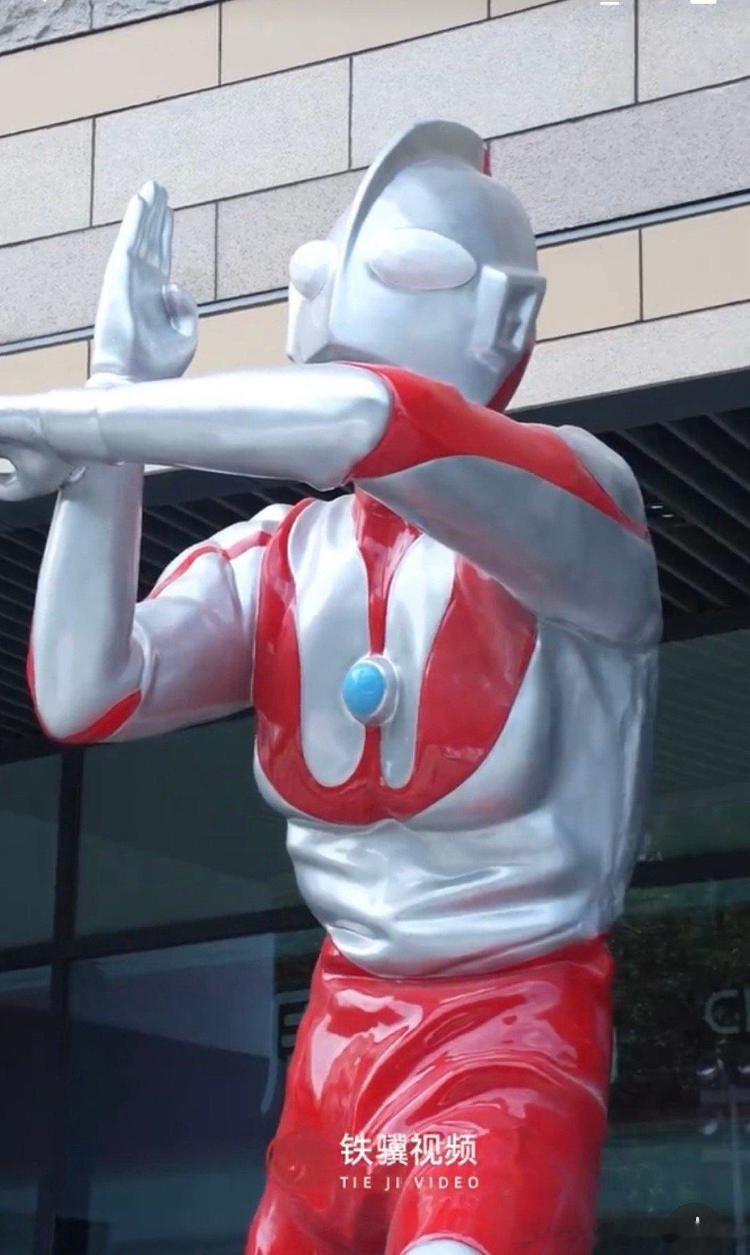 #哪个男人能拒绝5米高奥特曼#这孩子对奥特曼的了解程度，简直比我还熟悉我的零食柜