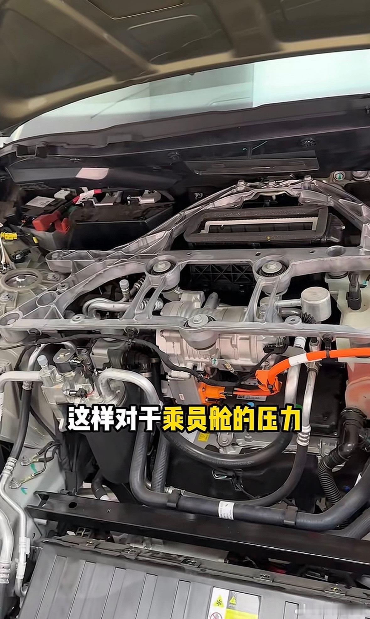 小米SU7一拆一个不吱声随便说一个，你看新SU7前机舱盖那个挂架，一体压铸的，那