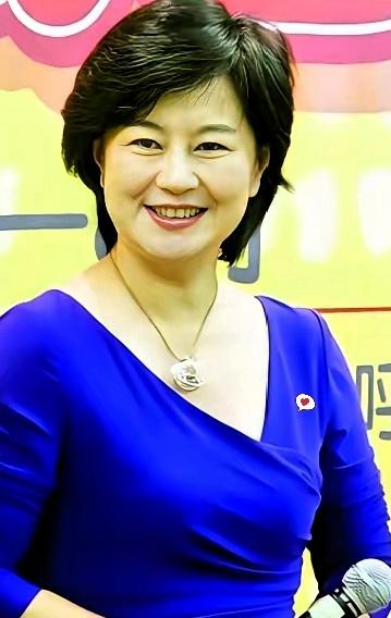 1999年，鞠萍向丈夫提出了离婚，丈夫同意离婚，却让她二选一，孩子和财产只能带走