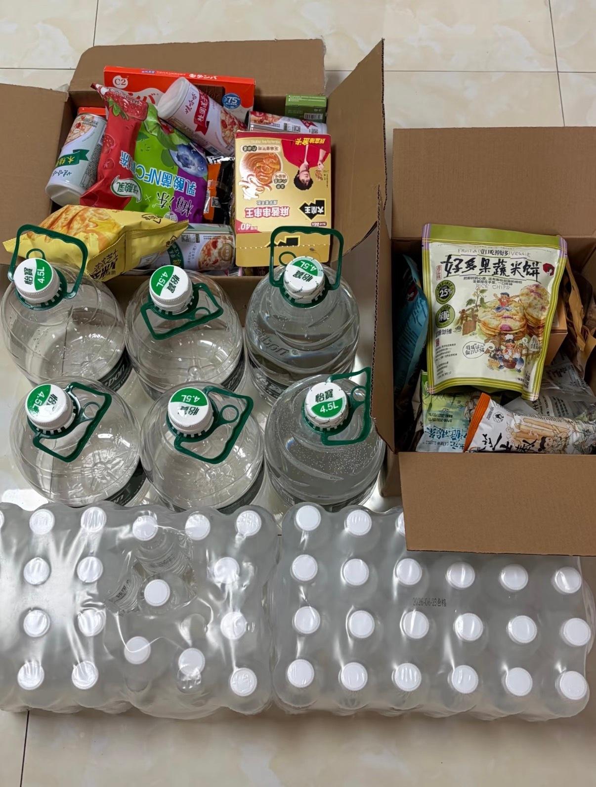 全浙江最尊重台风之人记得买点小鸡炖蘑菇味的泡面，不然台风没来，零食没了 