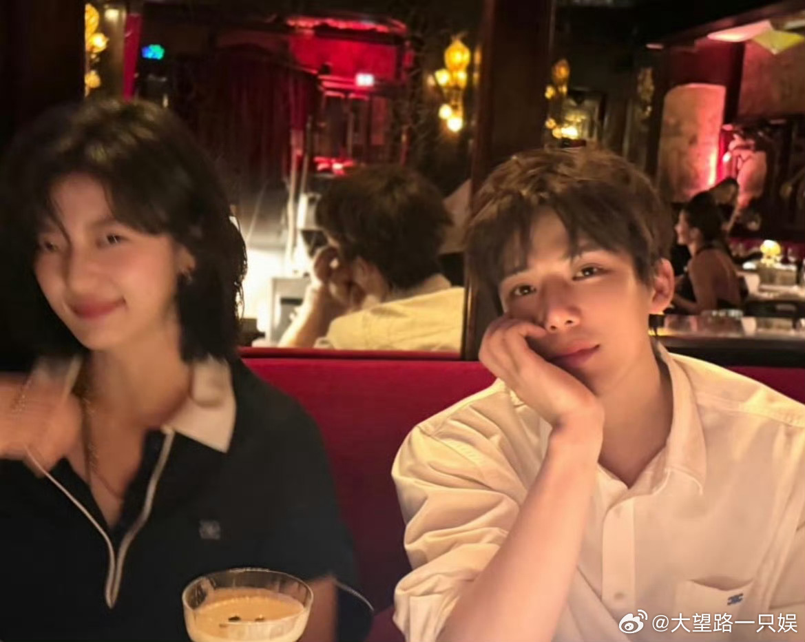 有没有导演来递个本子！！我怎么看出了一些cp感！感觉特别适合文艺男女青年的题材！