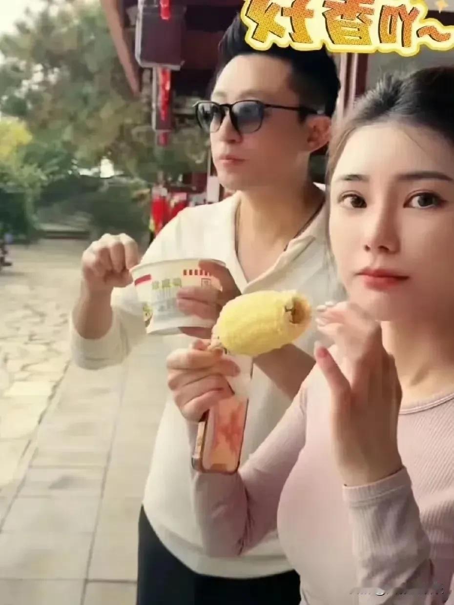 路人视角下的筱梅还是挺漂亮的了..侧颜清新脱俗，这才是最为真实的筱梅呀。