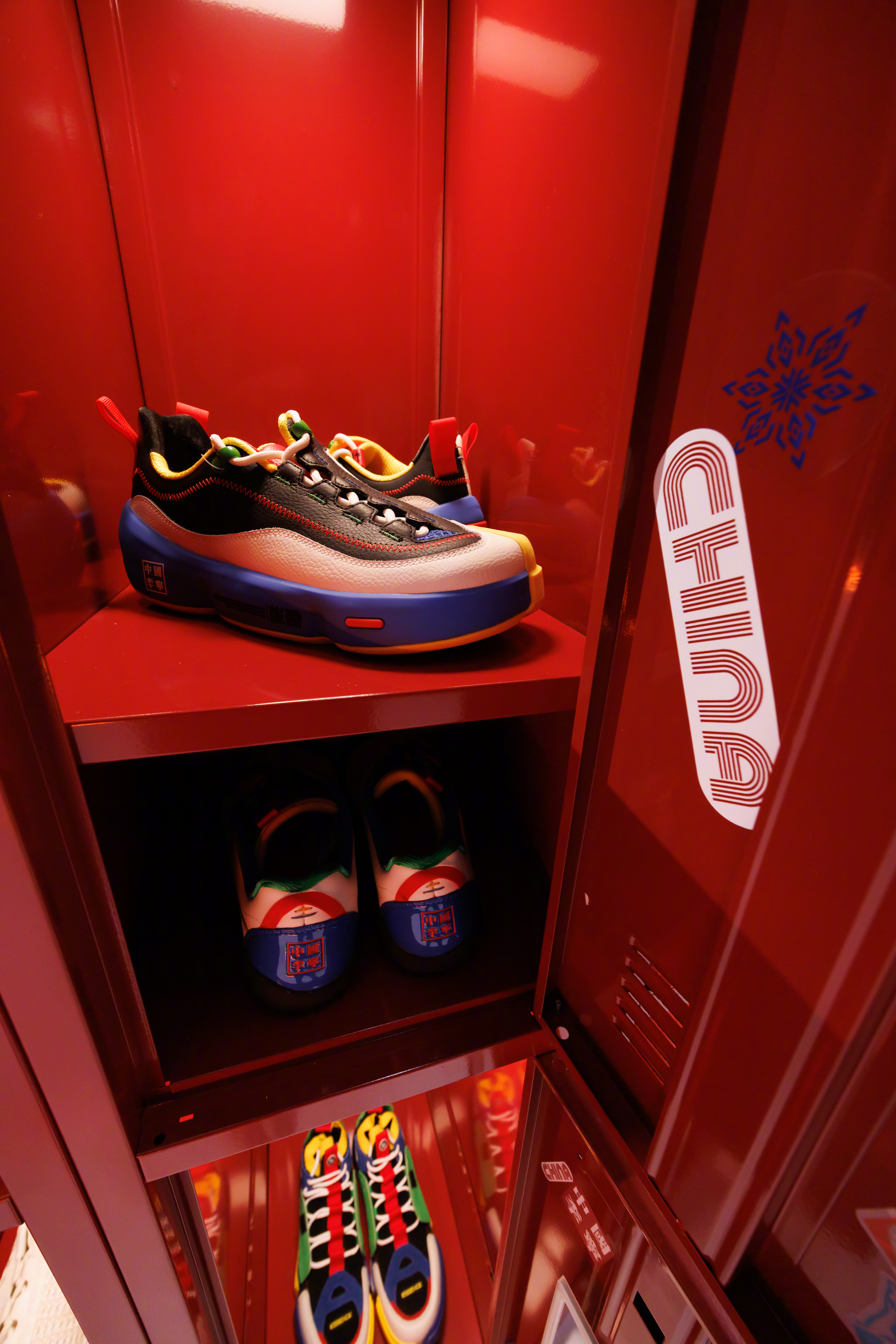 中国李宁中国李宁2025秋冬大秀亮相了悟道系列、游侠2.0、烈骏ACE3.0以及