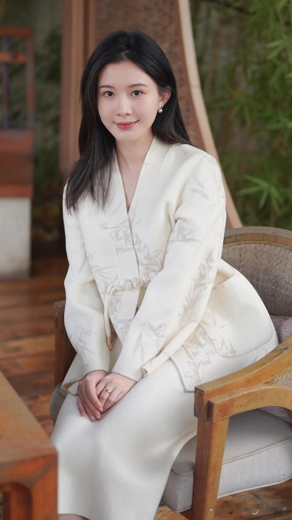 想象一下，在翠绿的竹林间，一位白衣飘飘的女子优雅而坐，那画面宛如仙境。就像鞠婧祎