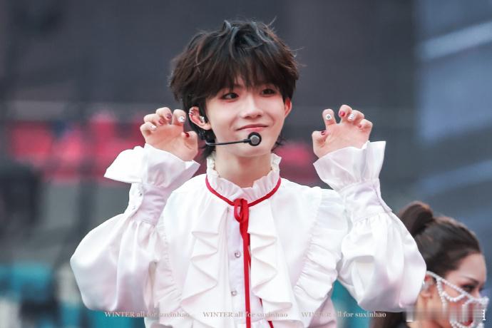 苏新皓今天做了红色美甲TF家族2026新年音乐会，苏新皓今天这烟熏小猫举爪爪太可