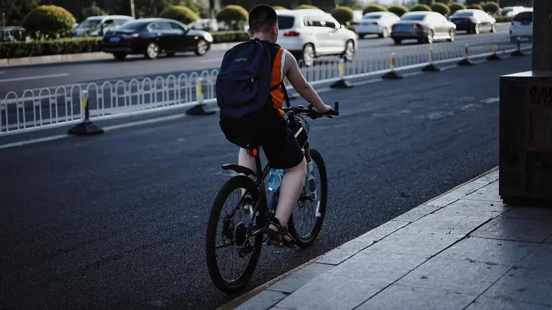 最近，“小孩突然窜出马路，骑车小伙舍己护娃”的视频火了。事发傍晚六点多，在居民区