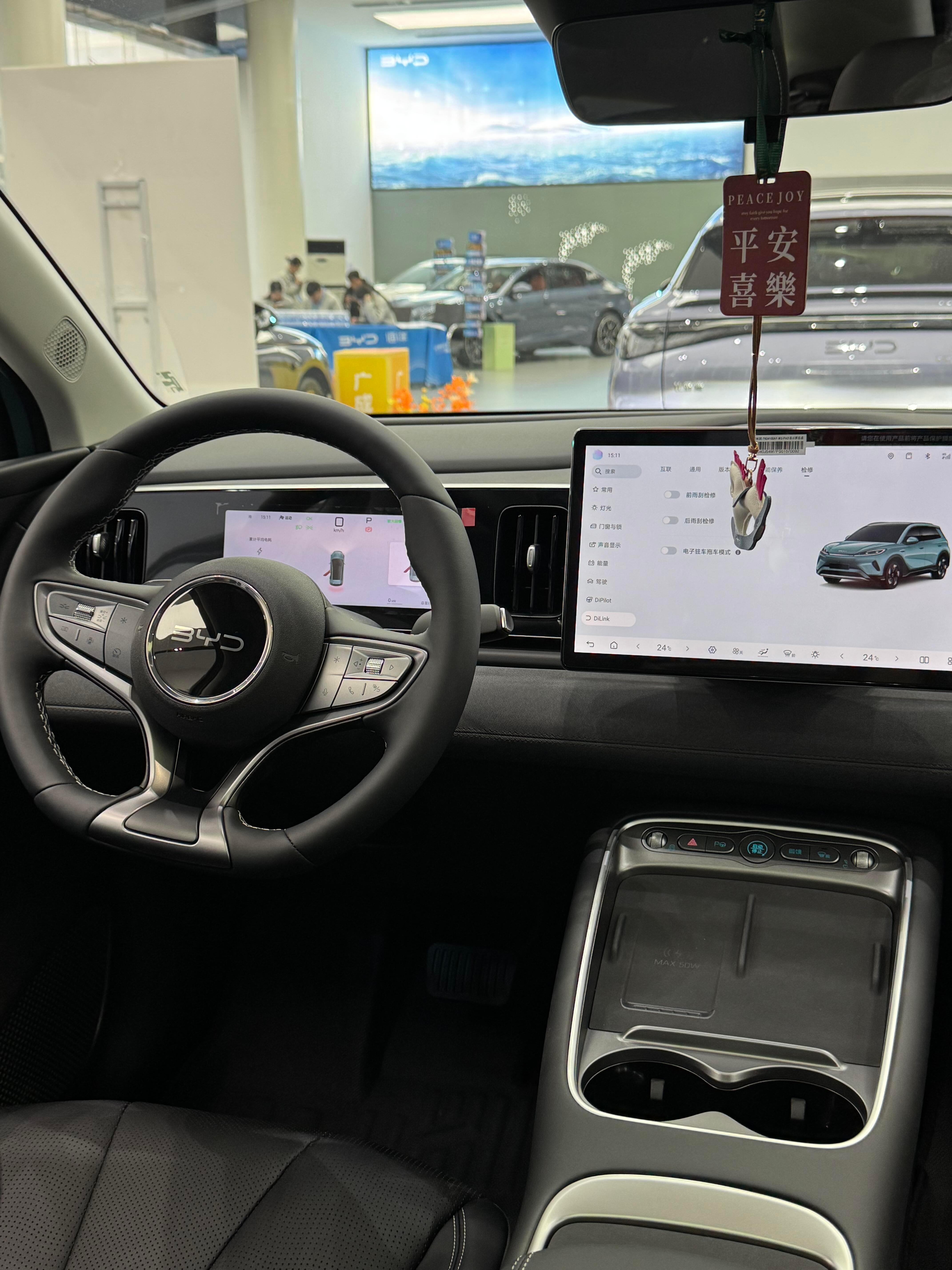 四驱版前后双电机，系统总功率有390kW，零百加速只要3.8秒，性能小钢炮。 