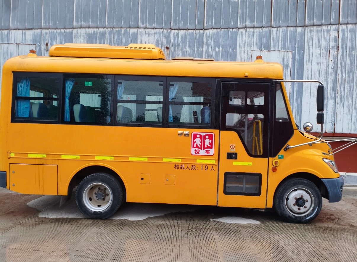 带着 7 名儿童本身就已经是超载了，更别说明明有校车，却偏偏用私家车，这事不管从