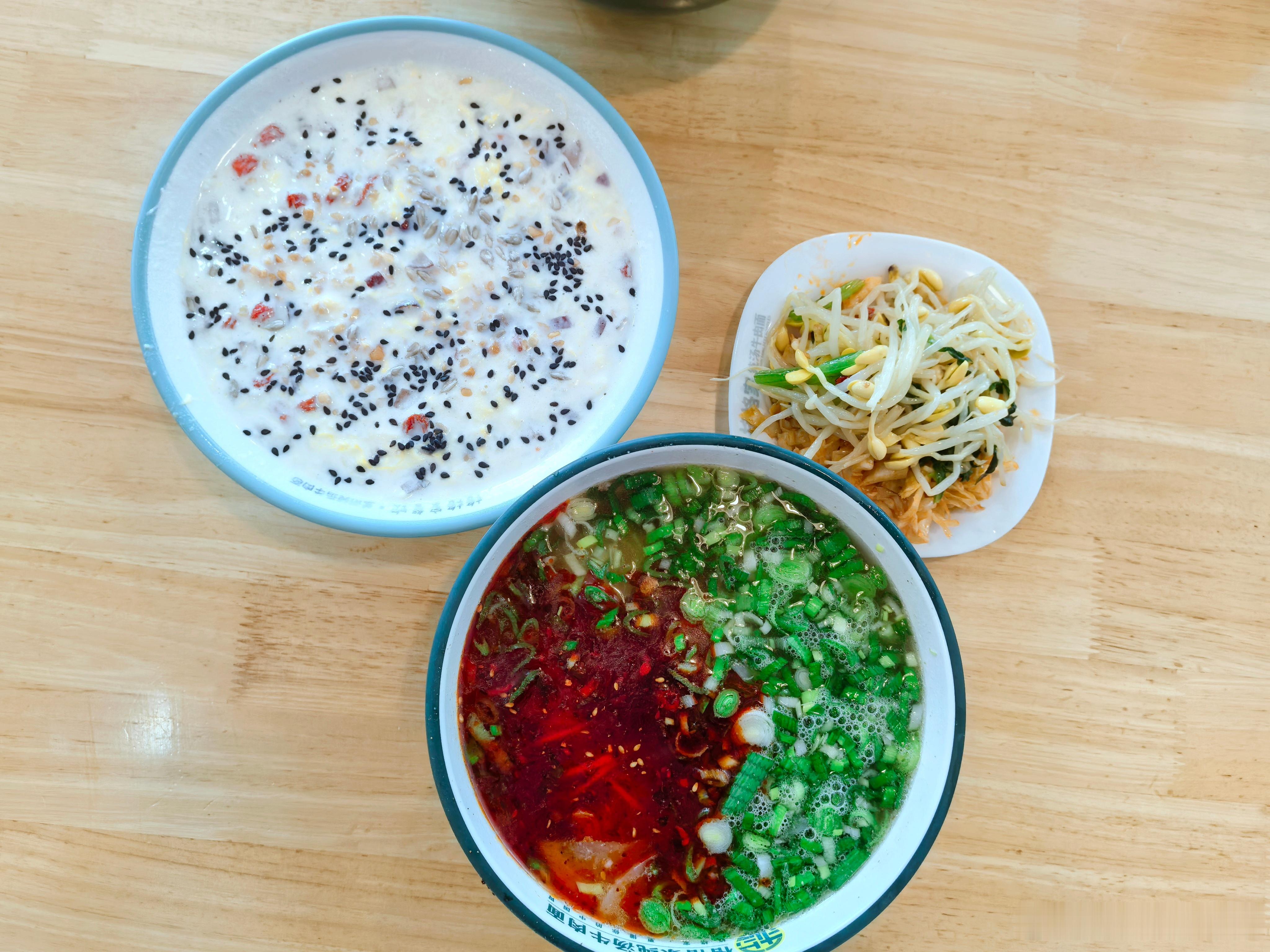 今日午餐 植物园逛了一早晨，到饭点来这家正宗兰州牛肉面馆吃午饭！一碗二细一份牛奶