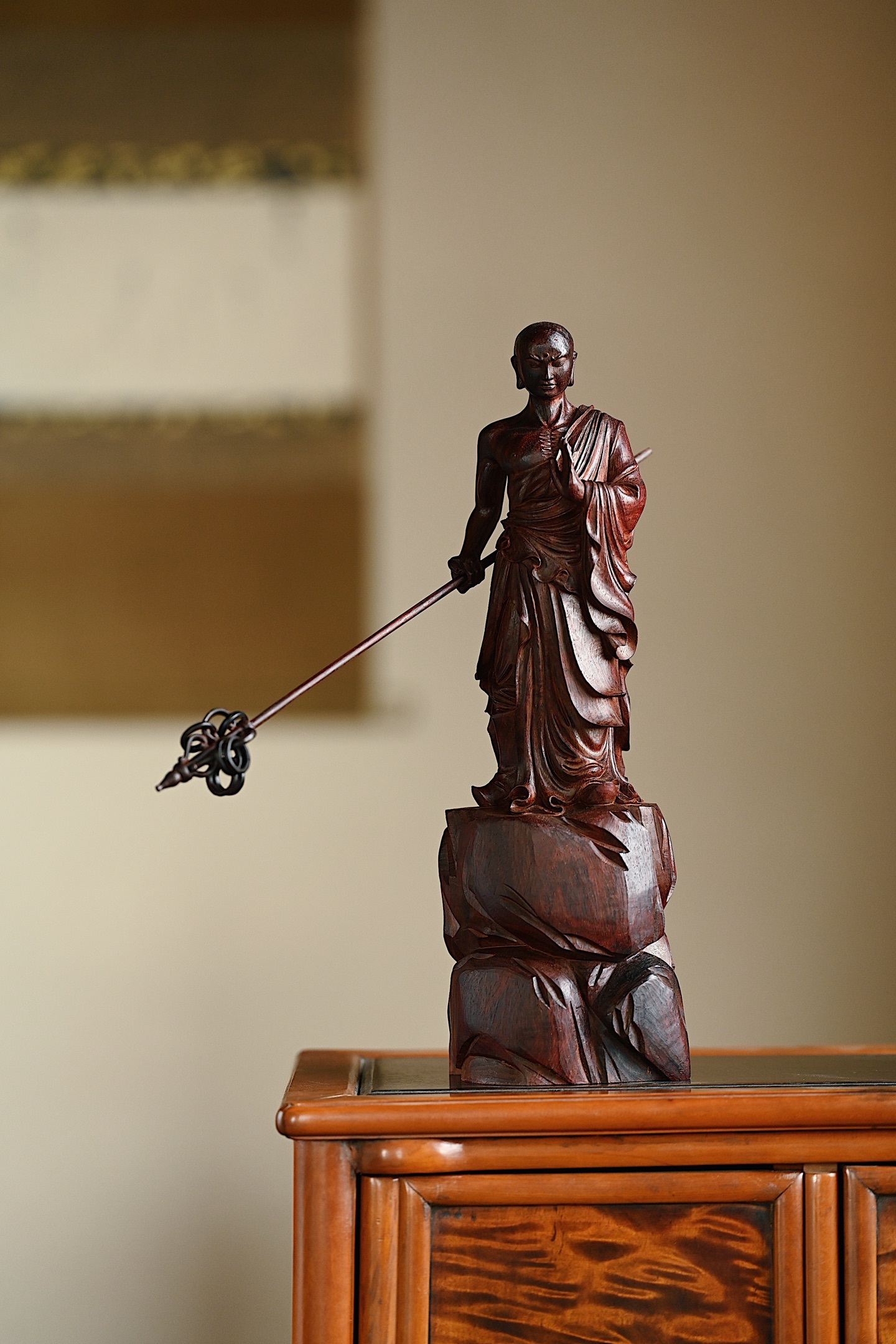 小叶紫檀 | 地藏王法相慈祥庄严，面容宁静智慧，身着袈裟，法体金彩为饰，左手托宝