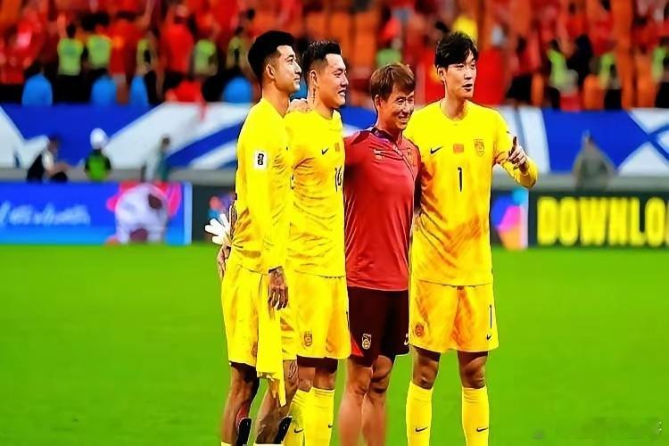 王大雷37，颜骏凌34，门将都快成养老院了。李昊才21，在U23亚洲杯把乌兹别克