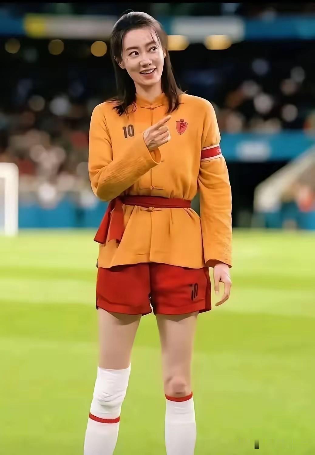 黄衣少女笑，功夫女足到！