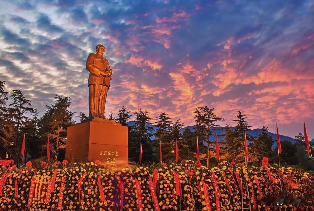 这张韶山毛主席塑像的照片拍的太好了，整幅画面呈暖色调。主席塑像金光闪闪，前面花圈