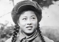 抗美援朝战场上，一名女护士被美军炮弹炸瞎了双眼，当场昏死过去。等她醒来时，耳边传