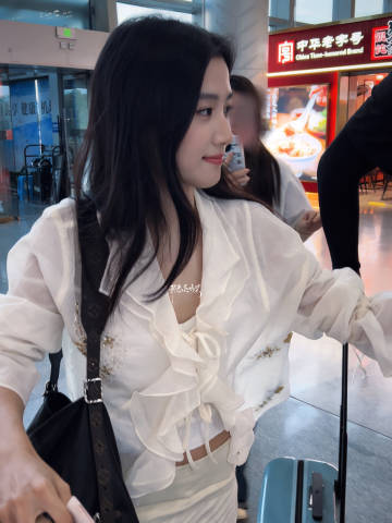 卢昱晓迷彩妆机场好乖好萌卢昱晓结束版纳剧组的拍摄，机场赶路返回上海，迷彩妆还残留
