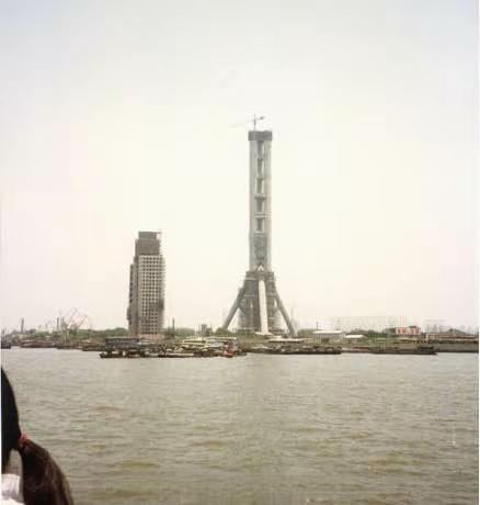 照片拍摄于1991年，这个建筑物有很强的代表性了，虽然主体还没有建成，但从底部来