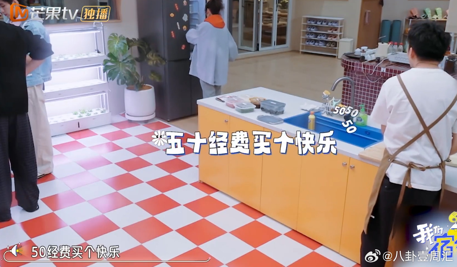 杨迪叫不醒装睡的何炅吴昕杨迪叫不醒装睡的何炅吴昕，像极了我叫赖床的室友哈哈！这俩