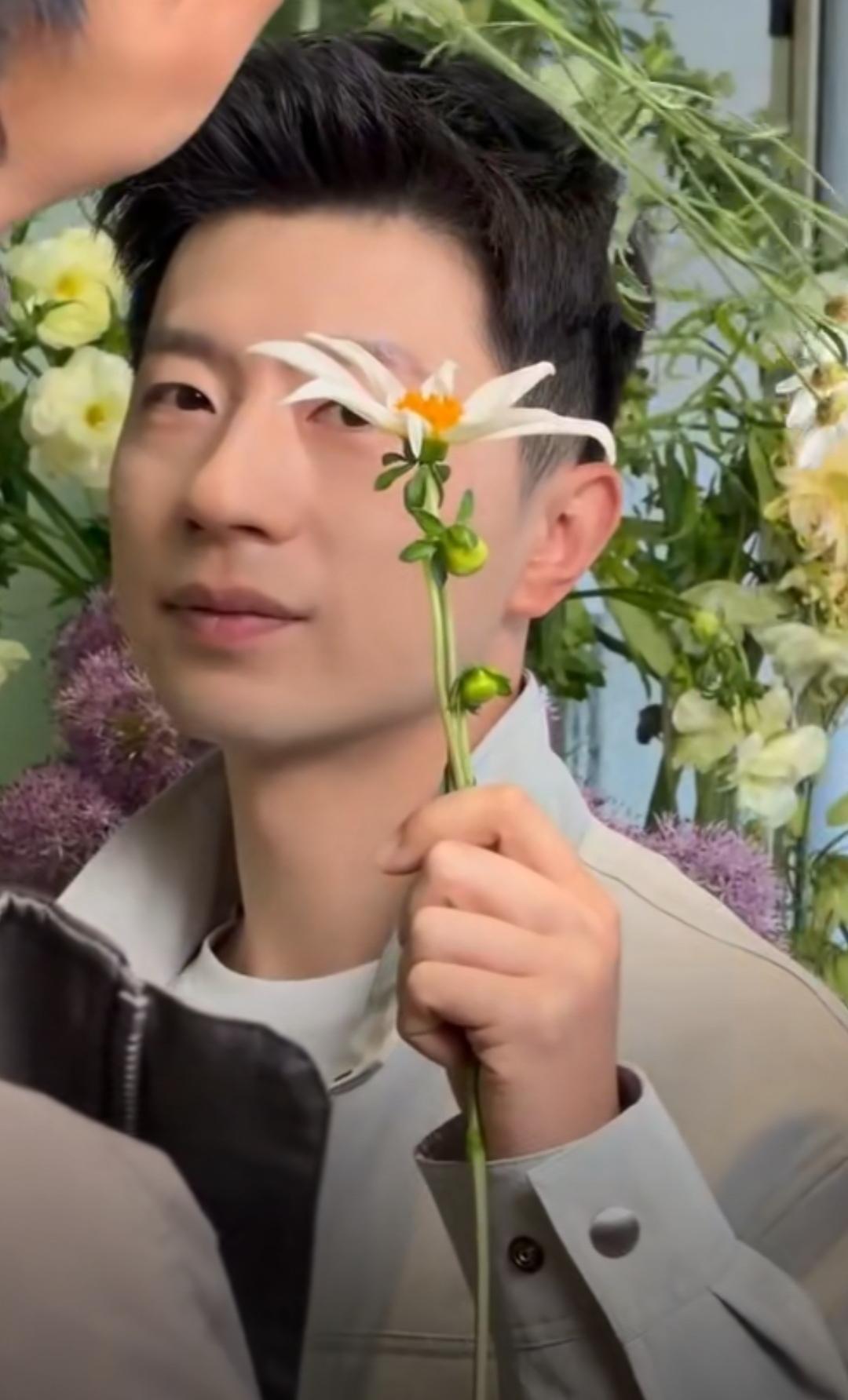 蔡永康会问，马龙会答！
蔡永康：“看到漂亮观众喊我爱你会紧张吗？”
马龙：“比赛