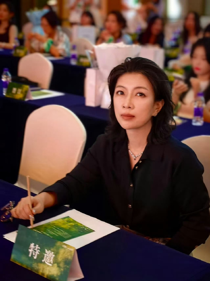 巫哲首次露脸，好帅好老钱吧，很难想象这样一张看起来就很有钱的脸，儿子穷的自行车掉