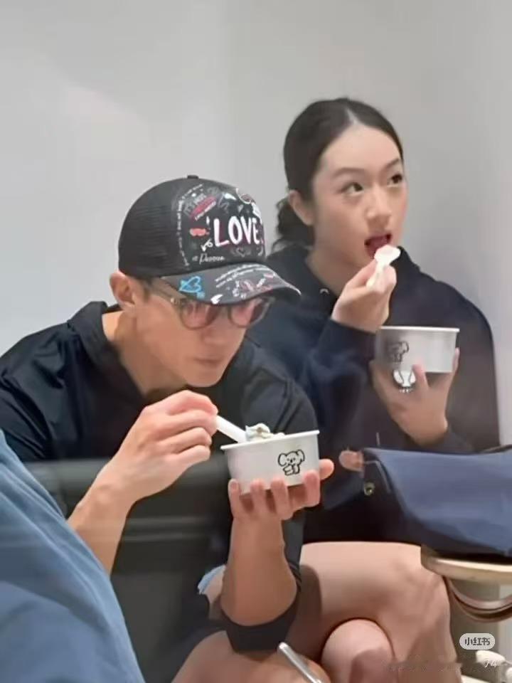吴尊的两个孩子都长大了呀，儿子和女儿都好漂亮呀上海偶遇吴尊带两孩子吃冰淇淋偶遇吴