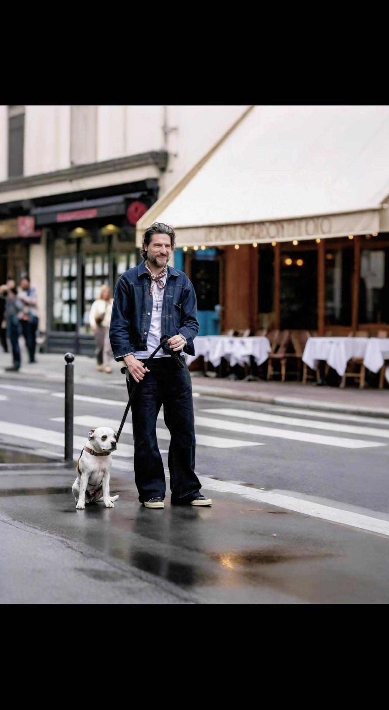 ☔雨街像打翻的墨水瓶，他和老伙计踩着反光的诗行。时光是根看不见的牵引绳，把自由拴