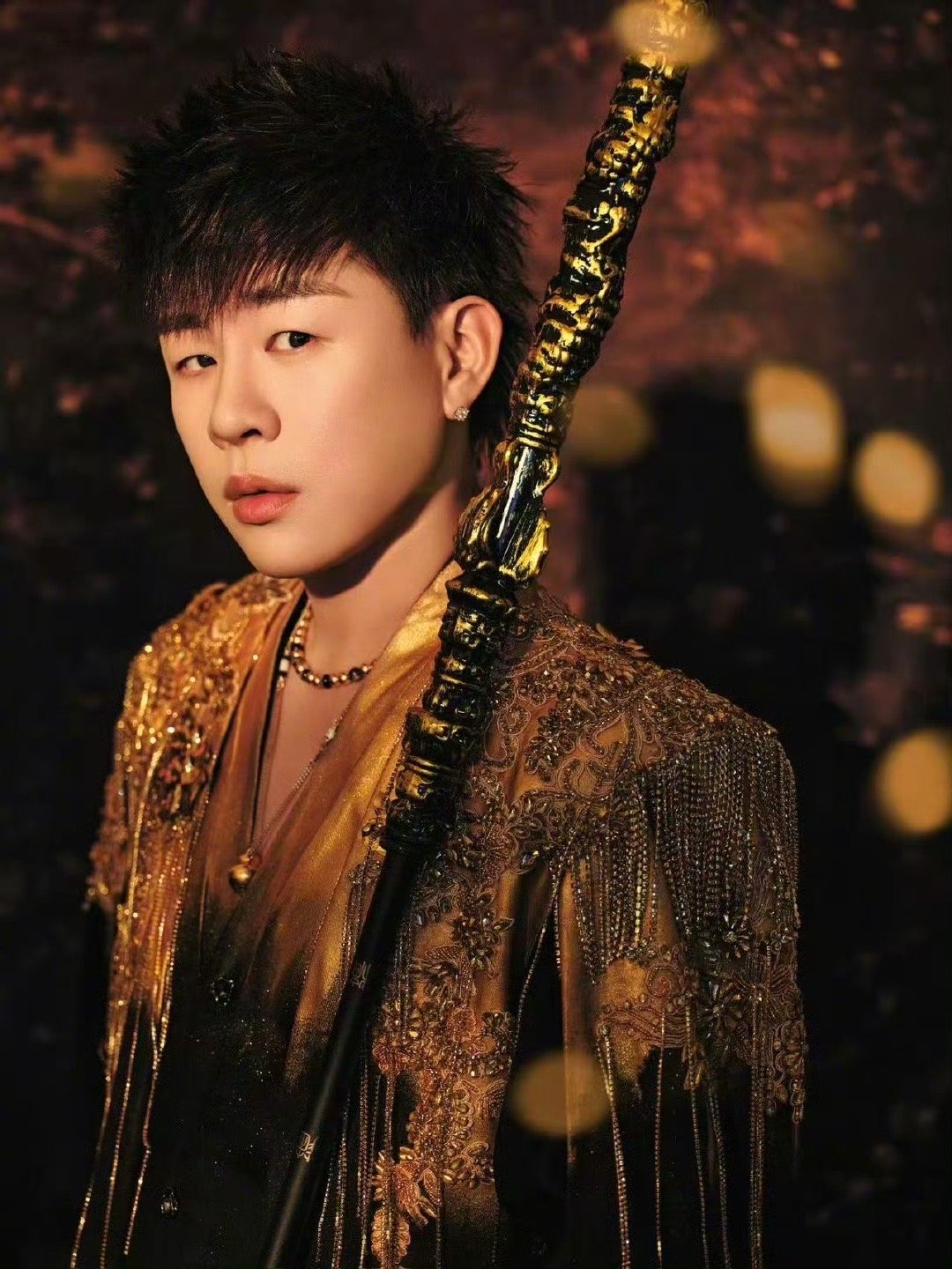 胡彦斌cos斗战胜佛胡彦斌神级舞台自信又迷人 三星堆面具一戴，胡彦斌就是舞台上的