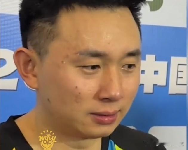 张煜东2:1战胜王楚钦，赛后采访那句：王楚钦喜欢成就别人，到底什么意思？

他说