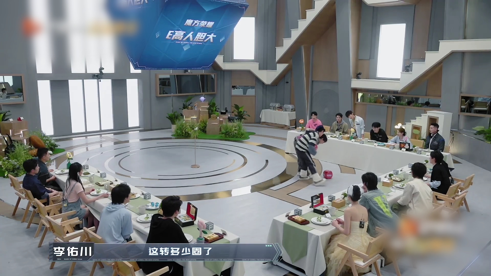 #李佑川曾耀晖表演节目好抽象# 在魔方荣耀中，李佑川和曾耀晖的表演仿佛一场奇幻的