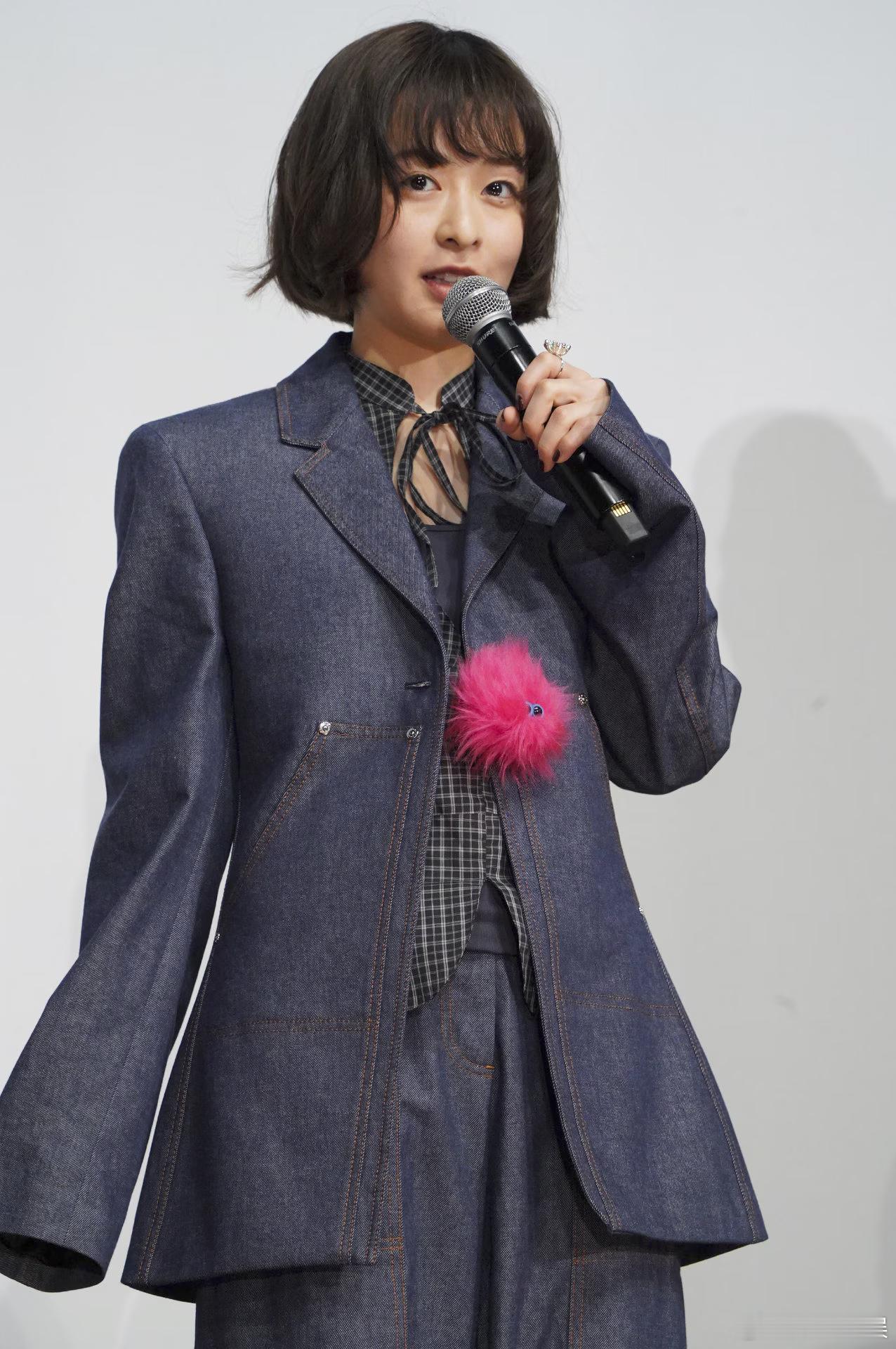 森七菜于4月10日出席电影《炎上》的初日舞挨。 