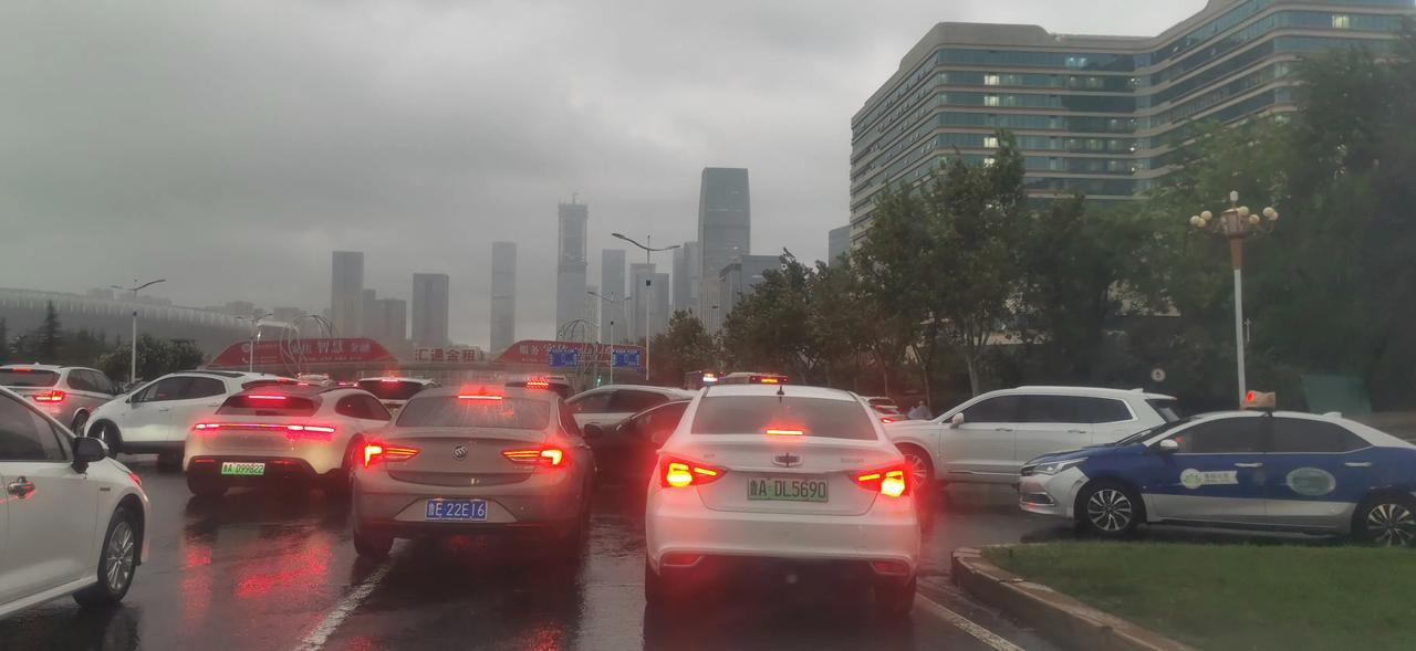 济南的雨后堵车