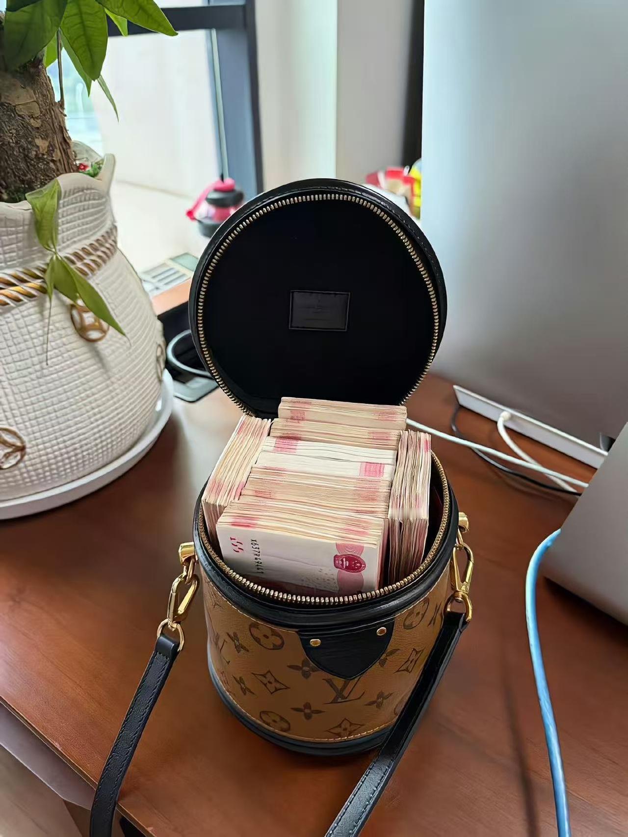 大家发现了吗？
这年头最靠谱的“靠山”，从来不是人情关系，而是你银行卡里实打实的