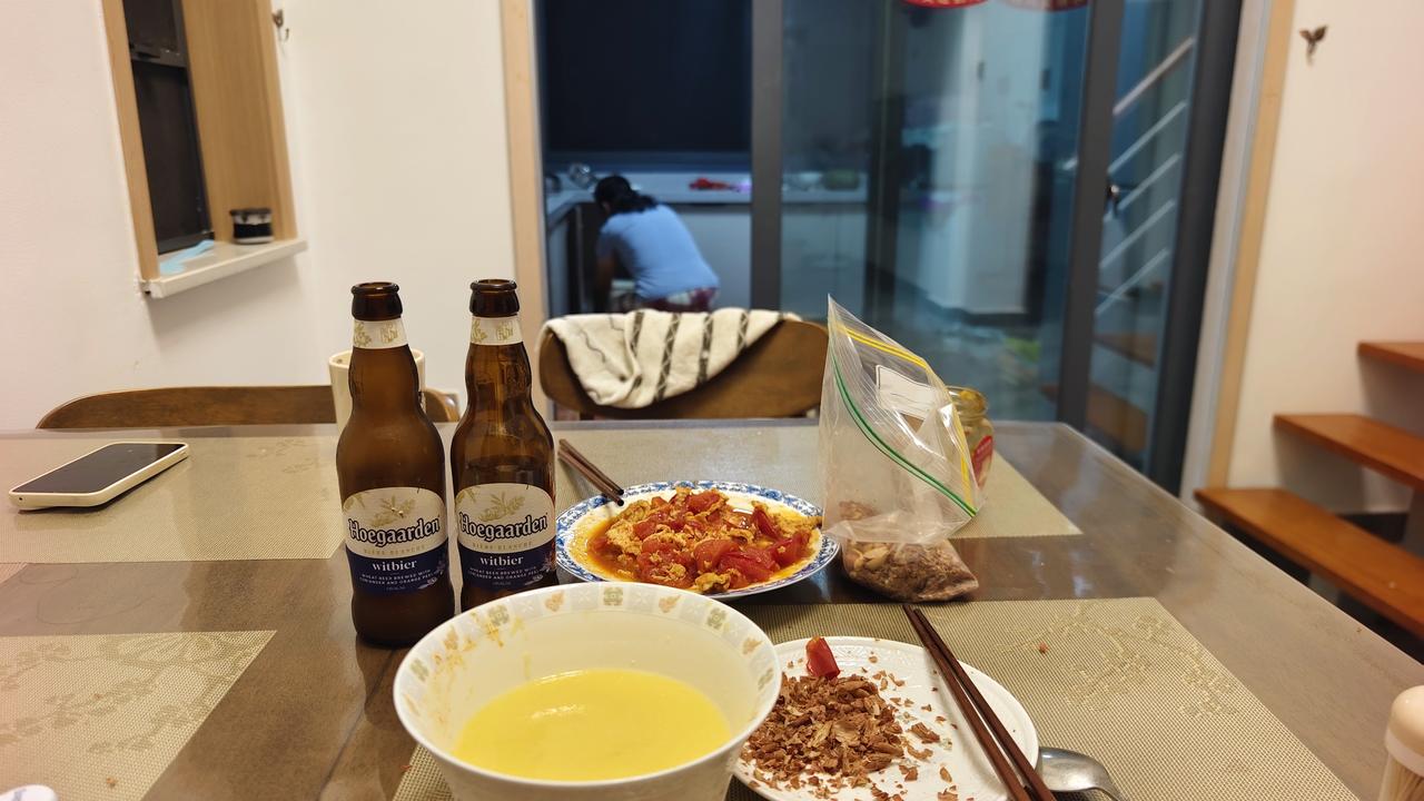 今天真的累坏了，早上五点一过就出发，一口气开了630公里，给车开快没油了进了服务
