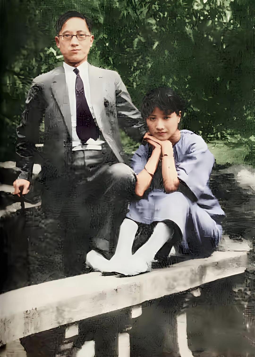 老照片欣赏：偶然刷到一张过去的老照片，着实令我震惊不已。照片中的男女，当真是郎才