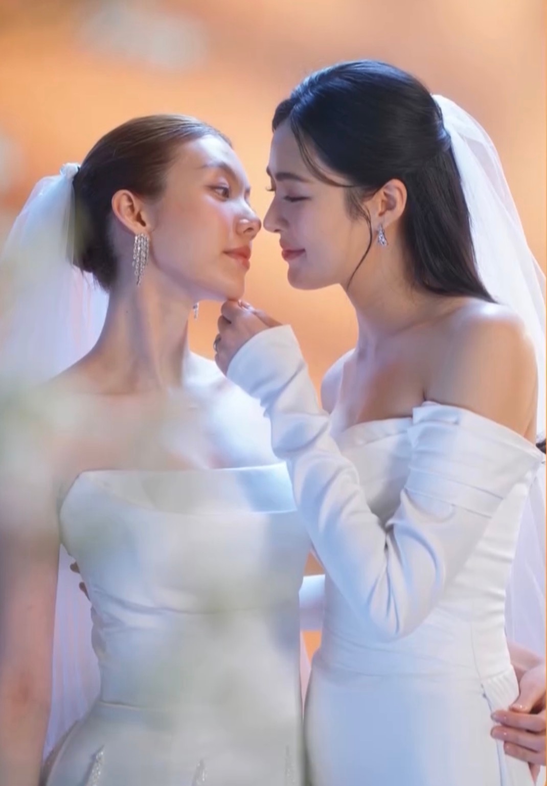 对比了一下才知道为什么这三张婚照没看到因为在官方ins角色介绍和官推第二版角色介