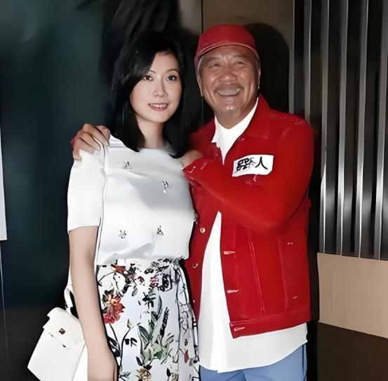 1996年，39岁的香港影帝万梓良在新加坡酒店大堂，对一位眼睛笑成月牙的空姐一见