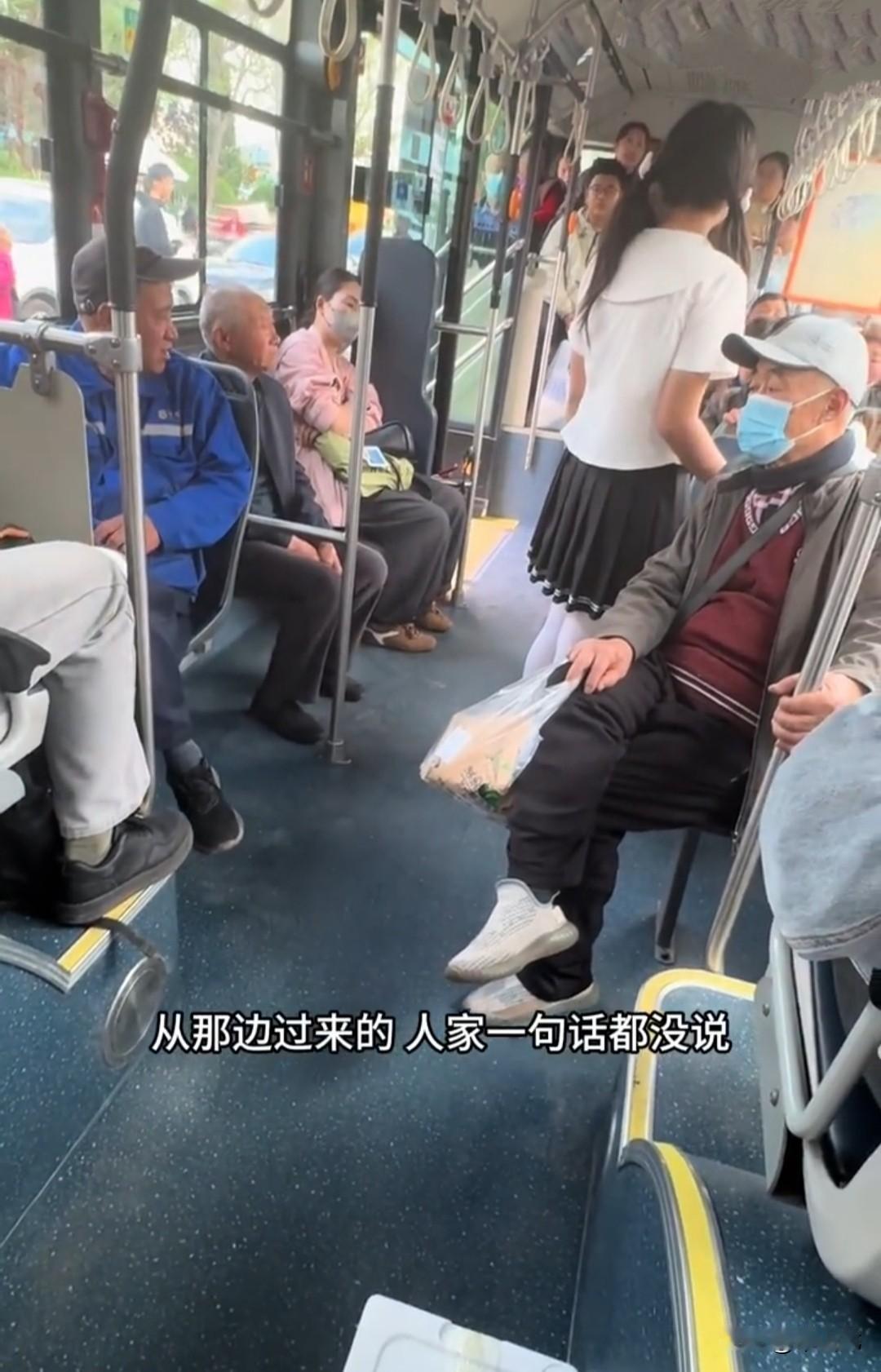 山东济南，一女子带着小孩拿着氢气球上公交车，被司机拒载，司机说要坐也可以，必须将